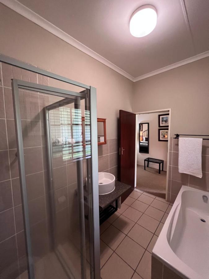 Hotel Big Tree Midrand Esterno foto