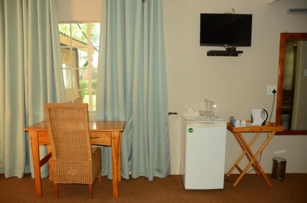 Hotel Big Tree Midrand Esterno foto