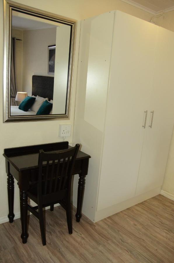 Hotel Big Tree Midrand Esterno foto