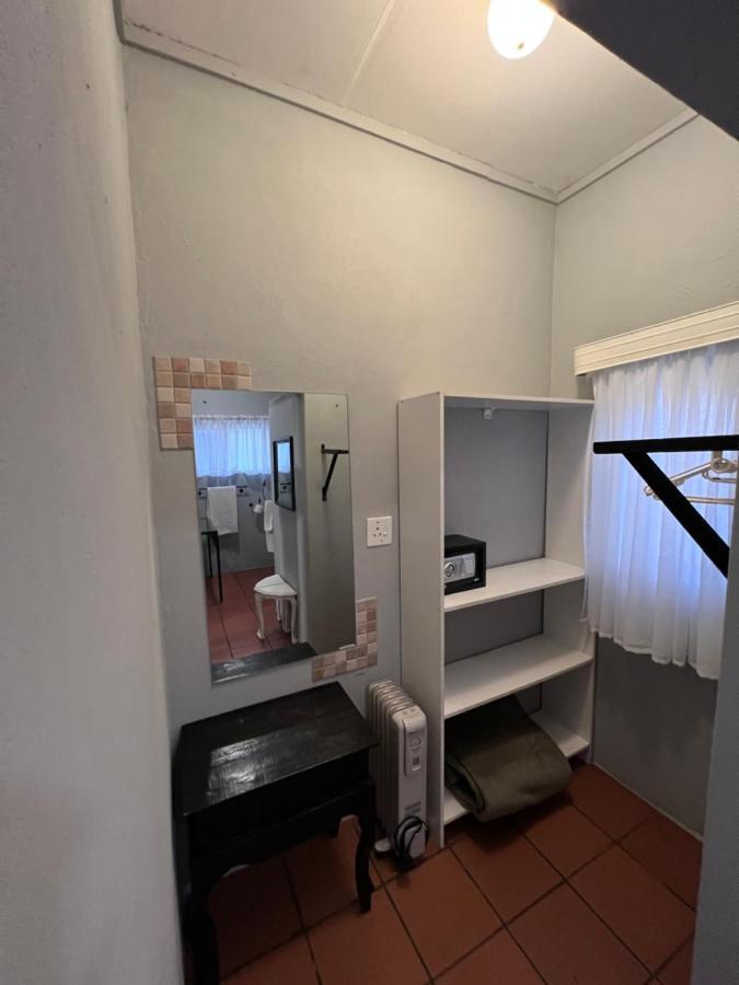 Hotel Big Tree Midrand Esterno foto