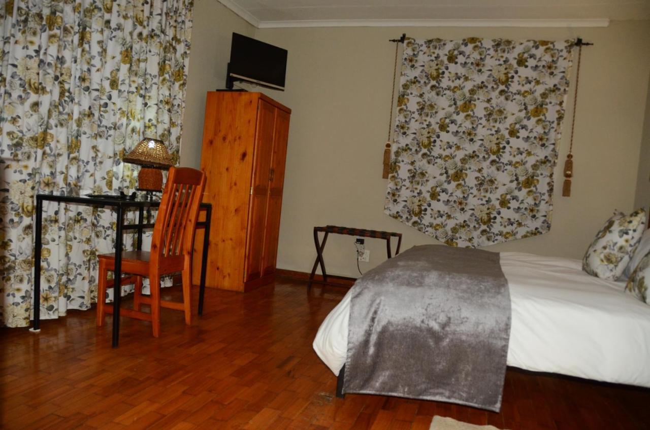 Hotel Big Tree Midrand Esterno foto