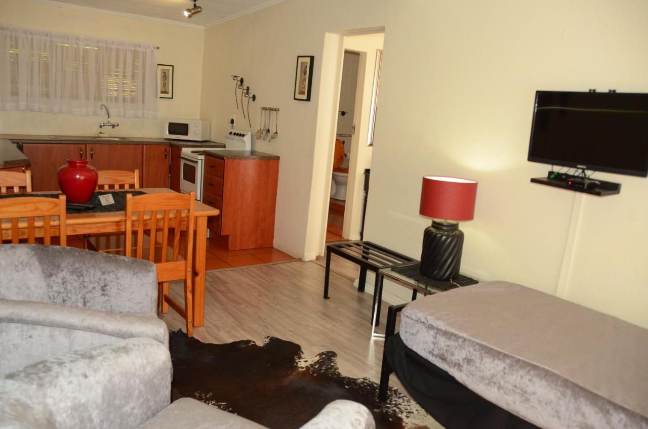 Hotel Big Tree Midrand Esterno foto