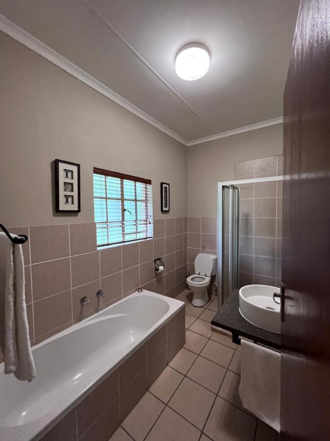 Hotel Big Tree Midrand Esterno foto