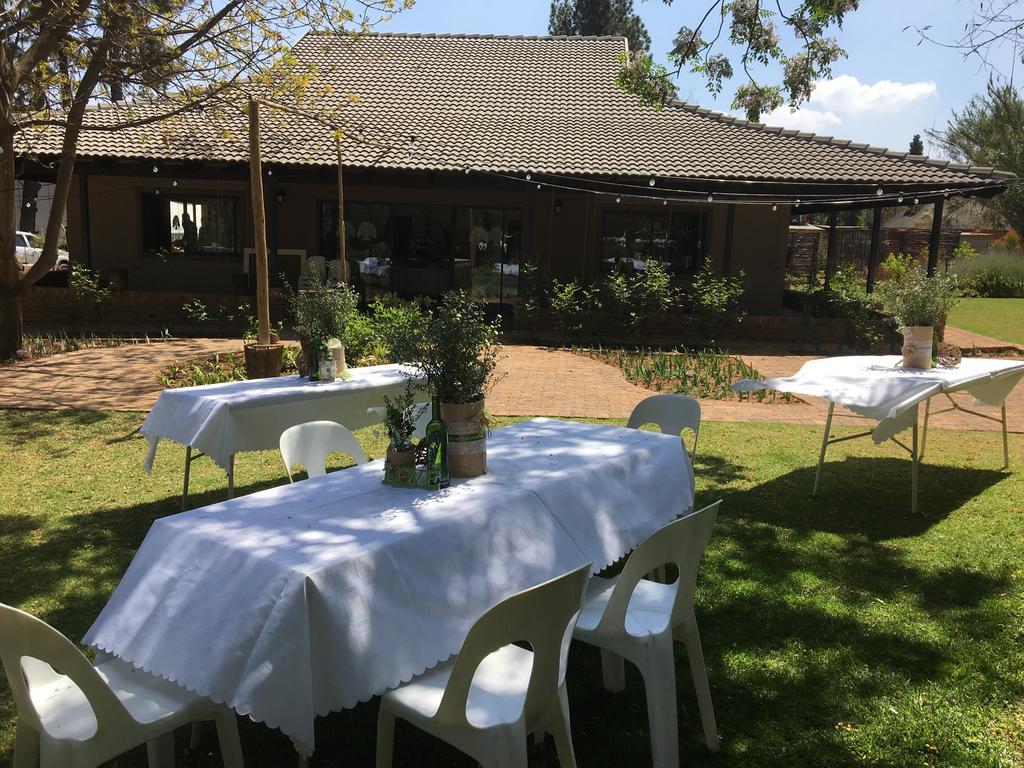 Hotel Big Tree Midrand Esterno foto