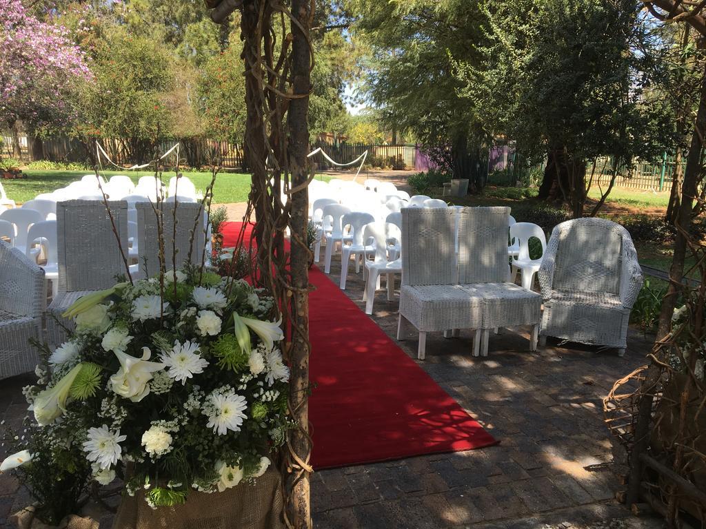 Hotel Big Tree Midrand Esterno foto