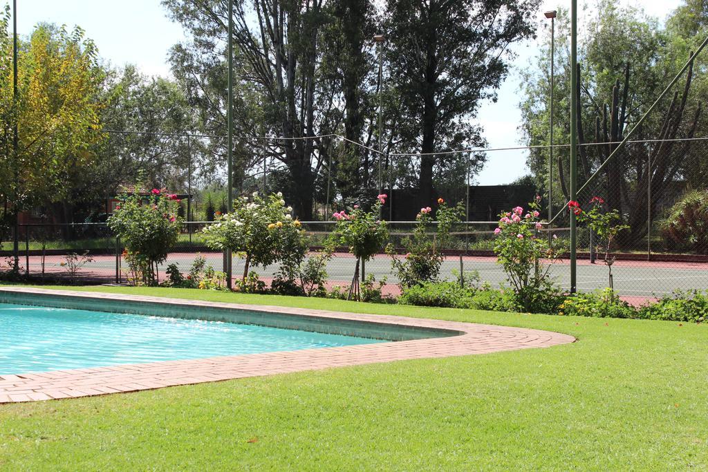 Hotel Big Tree Midrand Esterno foto